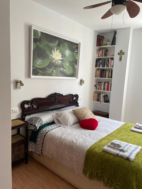 CarchelejoCasa de la Cañada - piso completo的一间卧室配有一张带绿毯的床
