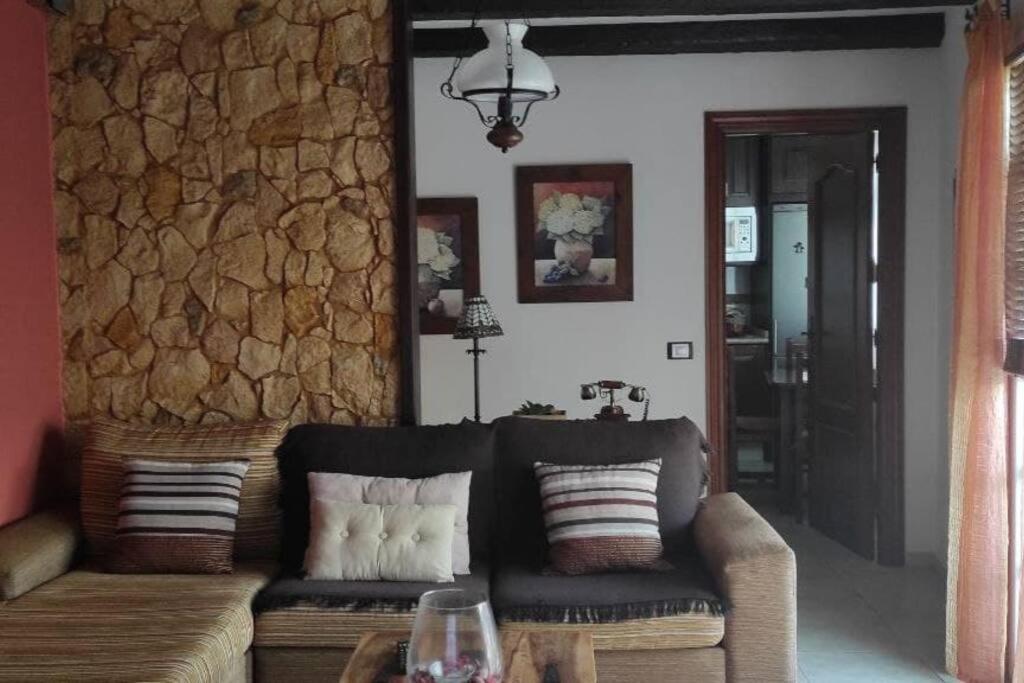 下布雷尼亚El Mirador Vistas muy bonitas的带沙发和石墙的客厅