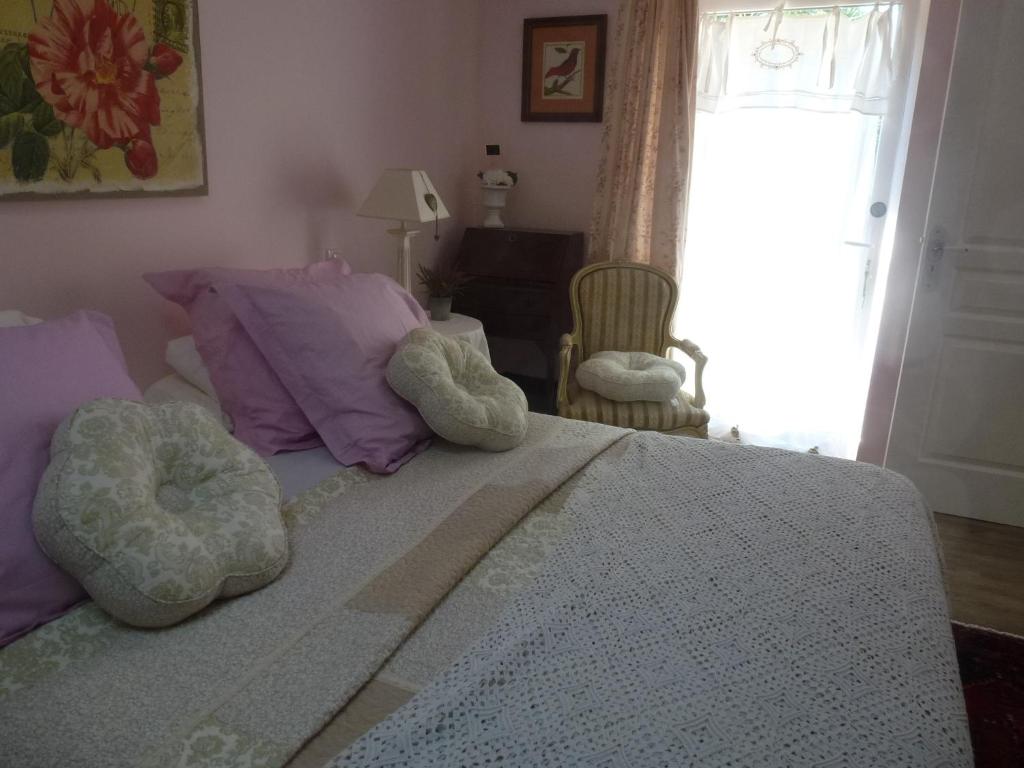 罗斯科夫多曼德普拉特罗住宿加早餐旅馆的一间卧室配有一张带紫色枕头的床和窗户。