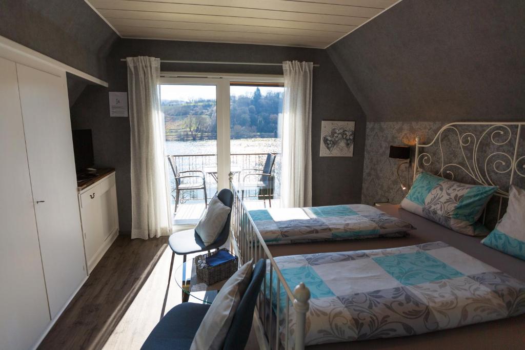 克罗夫Der Weinladen的一间带两张床的卧室和一个阳台