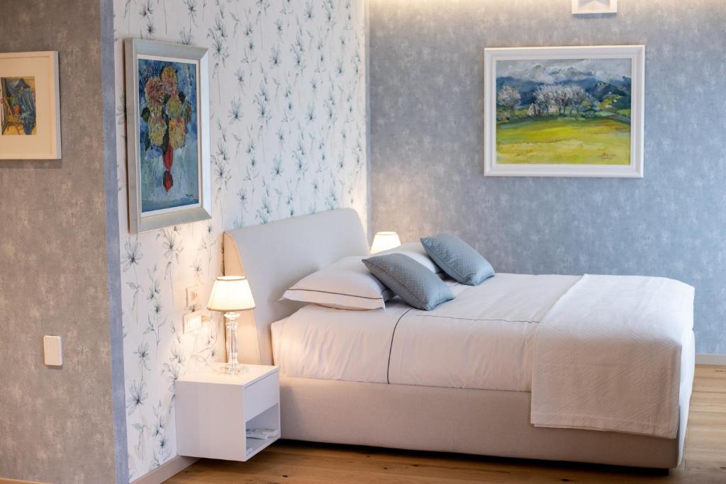 地拉那Seven Luxury Suites的卧室配有白色的床和两个枕头