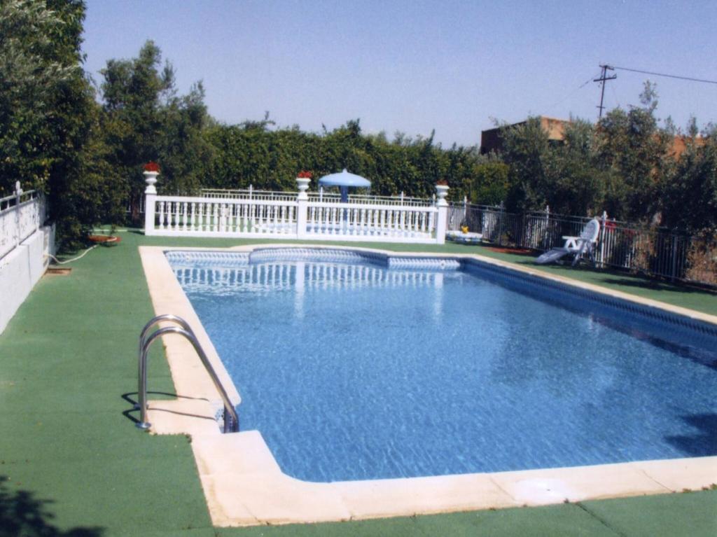 巴萨Private villa en baza的游泳池周围设有白色围栏