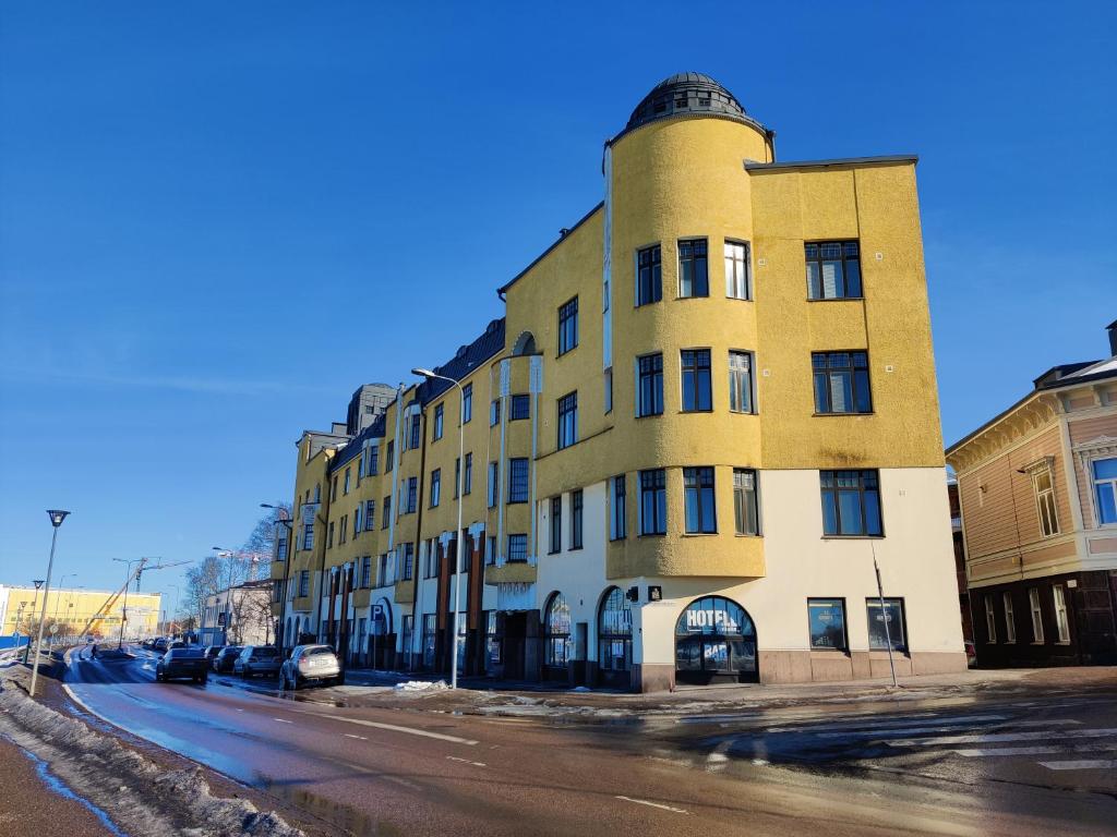 科特卡Hotelli Merikotka的街道边的一座高大的黄色建筑