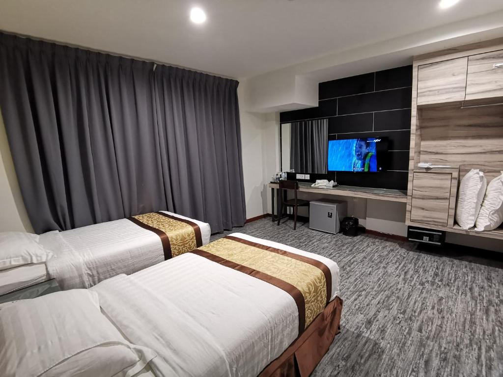 关丹美利通酒店的酒店客房设有两张床和一台平面电视。