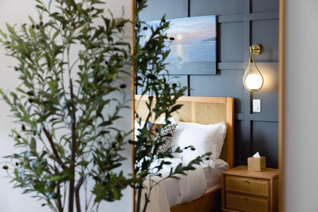 长岛市The Modernist Hotel的一间卧室配有床、植物和灯