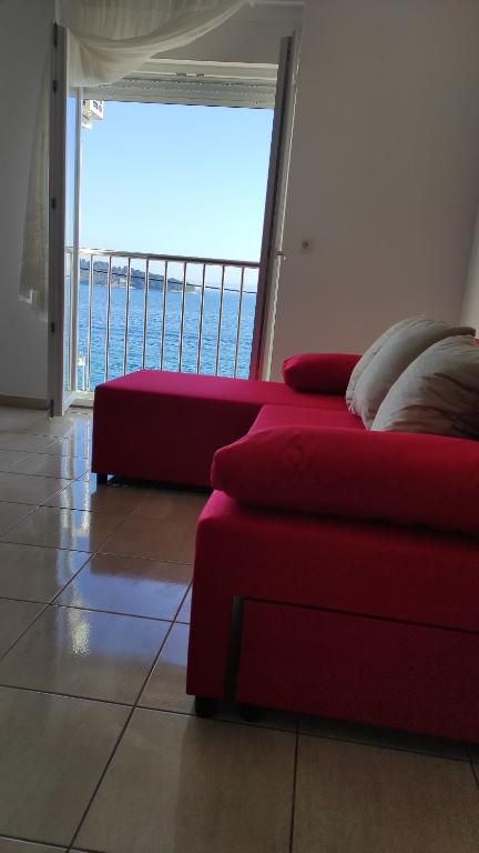 卡利Apartment Suha的海景客房内的红色沙发