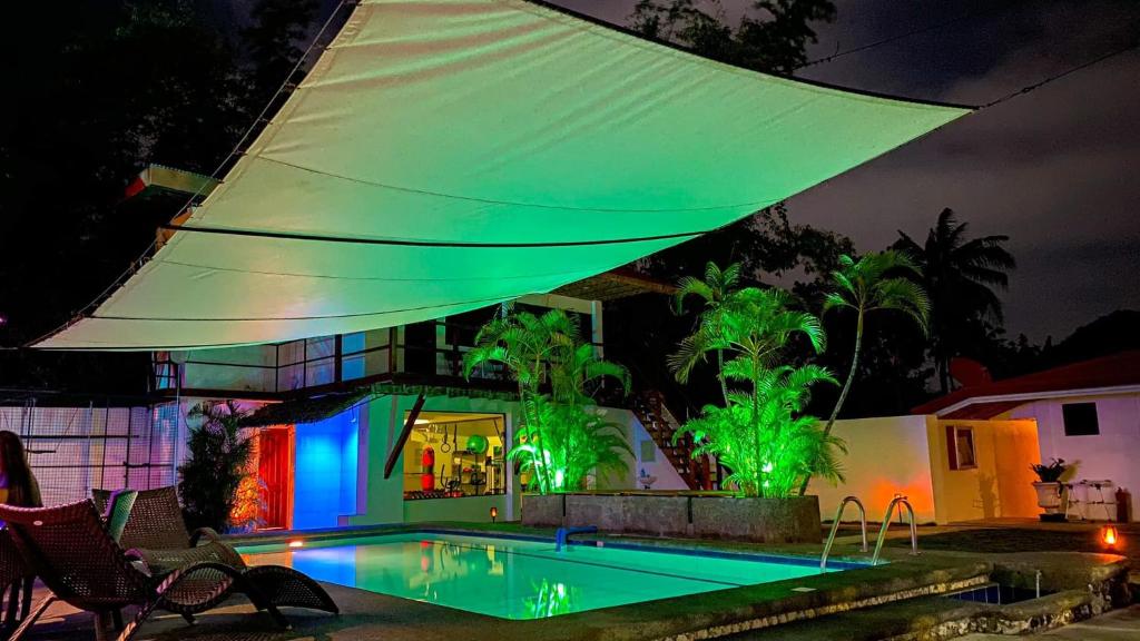 莫阿尔博阿莫阿尔博阿度假村的一座带绿灯游泳池的房子