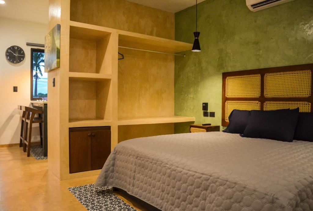 巴利亚多利德Apartamentos Dsiena Valladolid的一间带大床的卧室和一间厨房