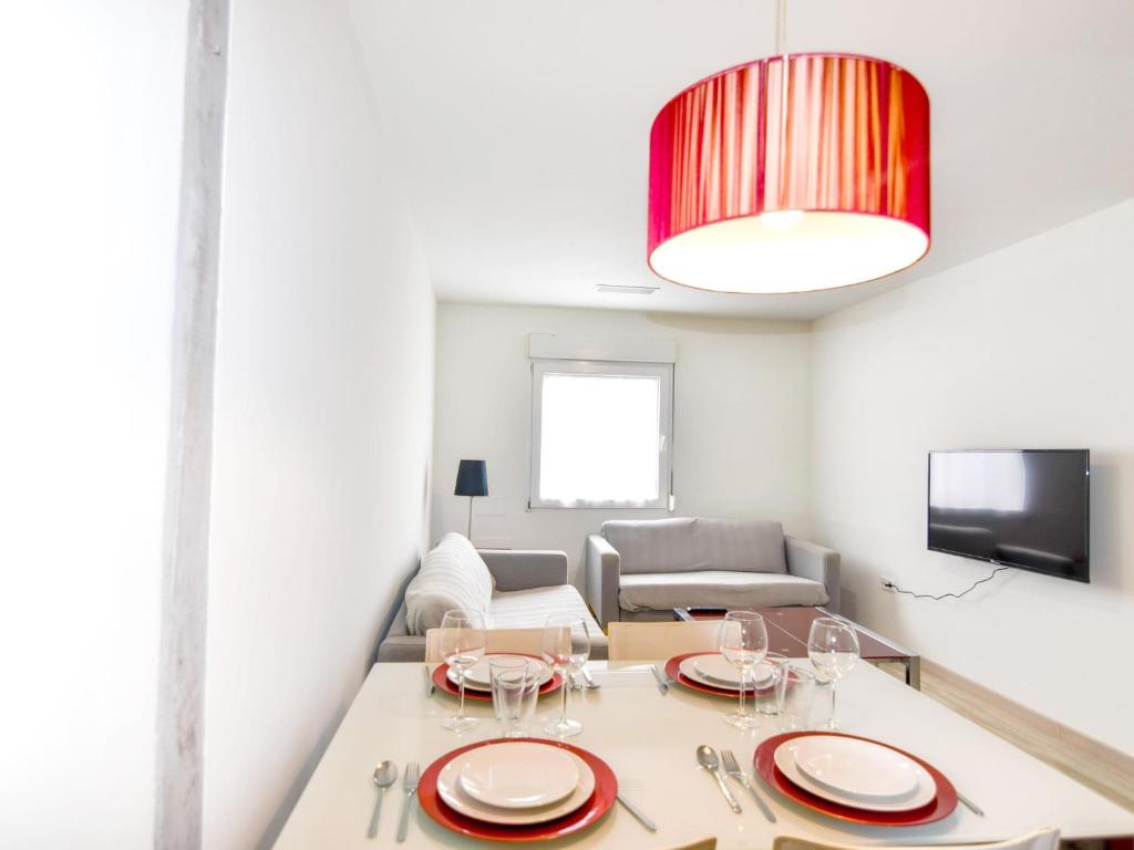 桑坦德Precioso apartamento reformado en el sardinero的客厅配有桌子和沙发