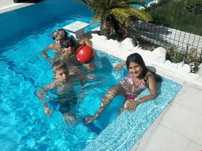锡德Dolunaydın Butik Otel的一群儿童在游泳池游泳