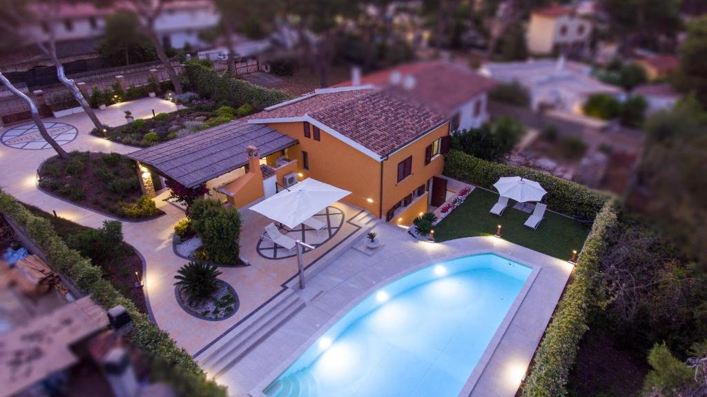 皮诺港Villa Fenicottero的一座带游泳池的房子的模型