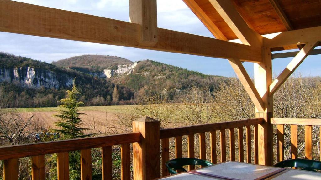 托德弗赫Paysannerie des Versanes - Chambres et gîte的从小屋的门廊可欣赏到山景