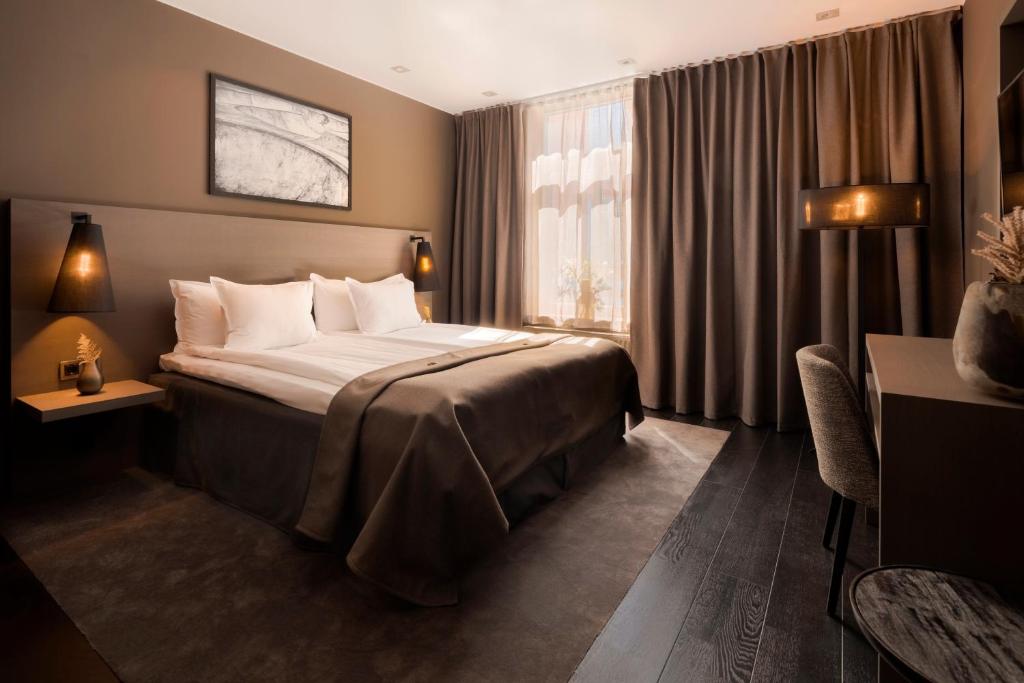 诺尔雪平The Lamp Hotel & Spa的酒店客房设有床和窗户。