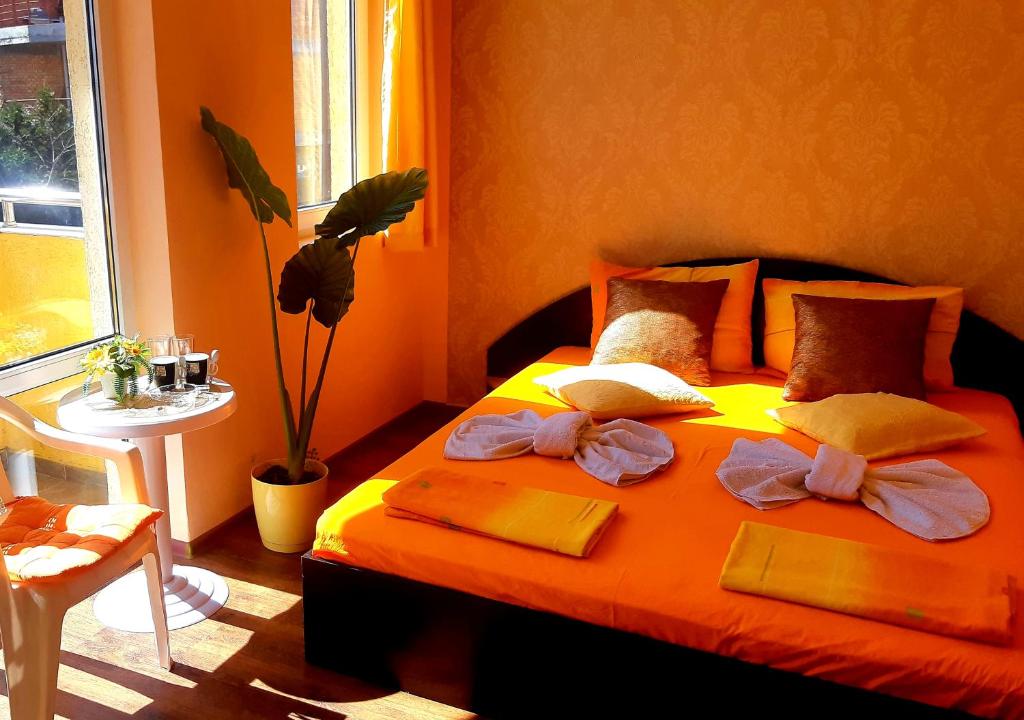 内塞伯尔Къща за гости Вълчеви Несебър的一间卧室配有带毛巾的床和窗户。