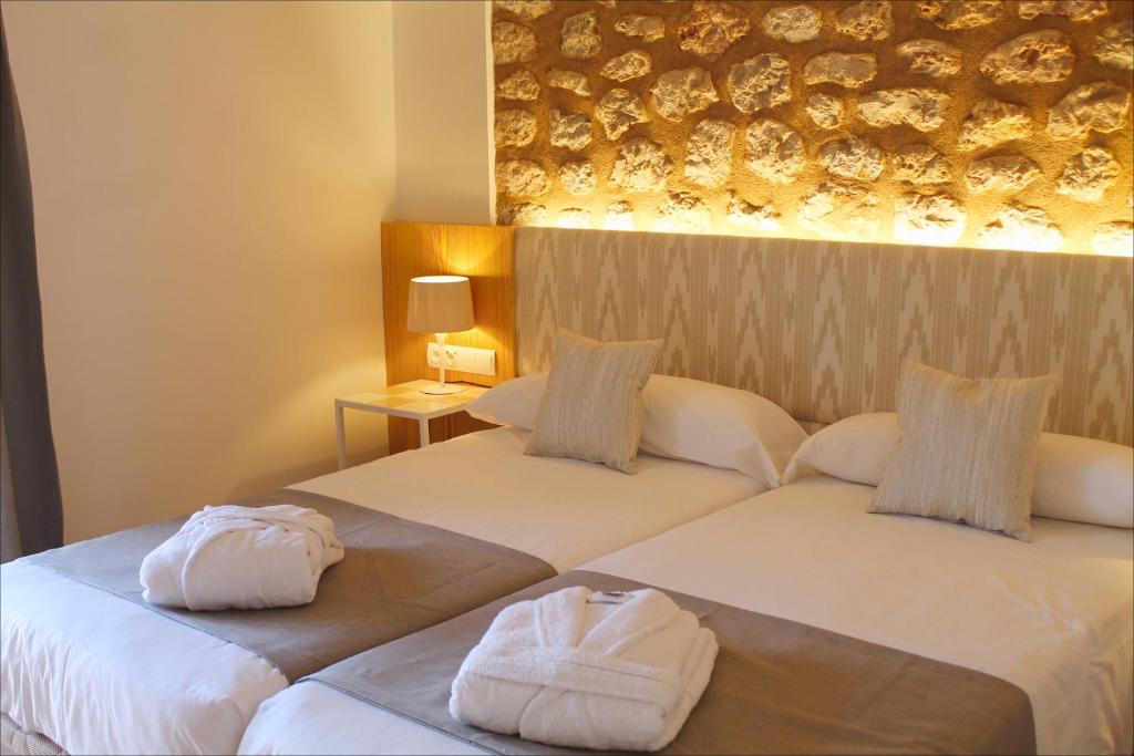索列尔Sóller Center的两张位于酒店客房的床,配有毛巾