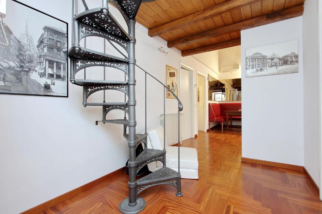 罗马Sanctuay Home的走廊上的螺旋楼梯,设有客厅