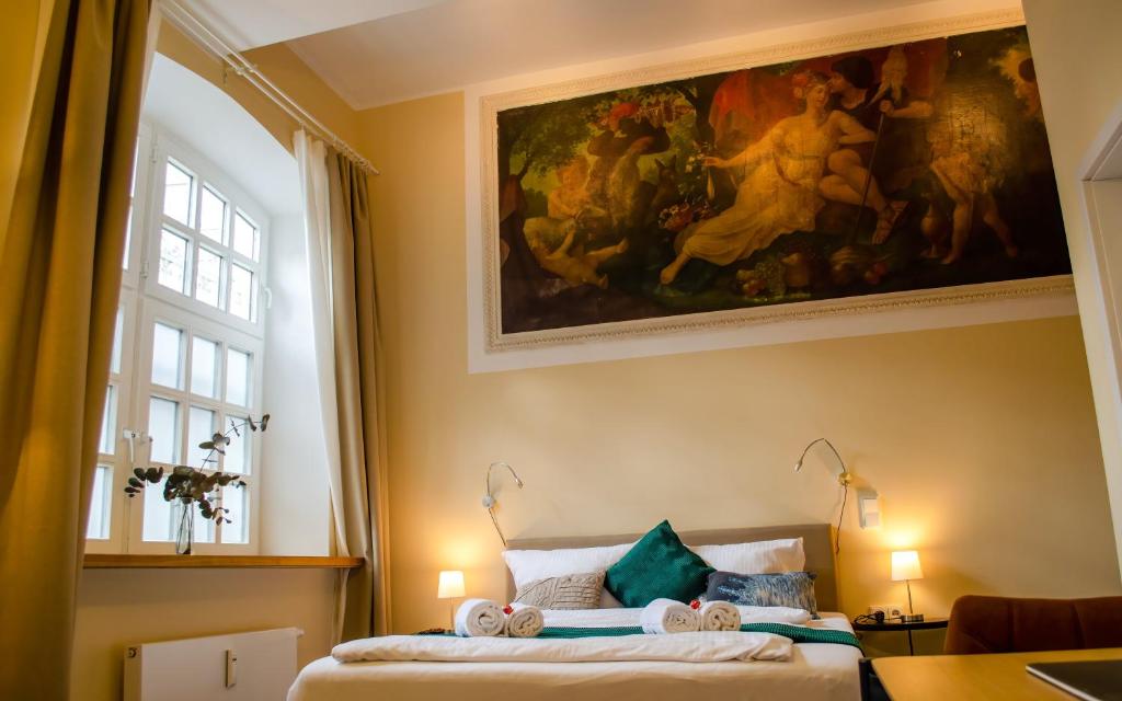 慕尼黑HOMELY STAY Studio 3的卧室配有床上方的绘画作品