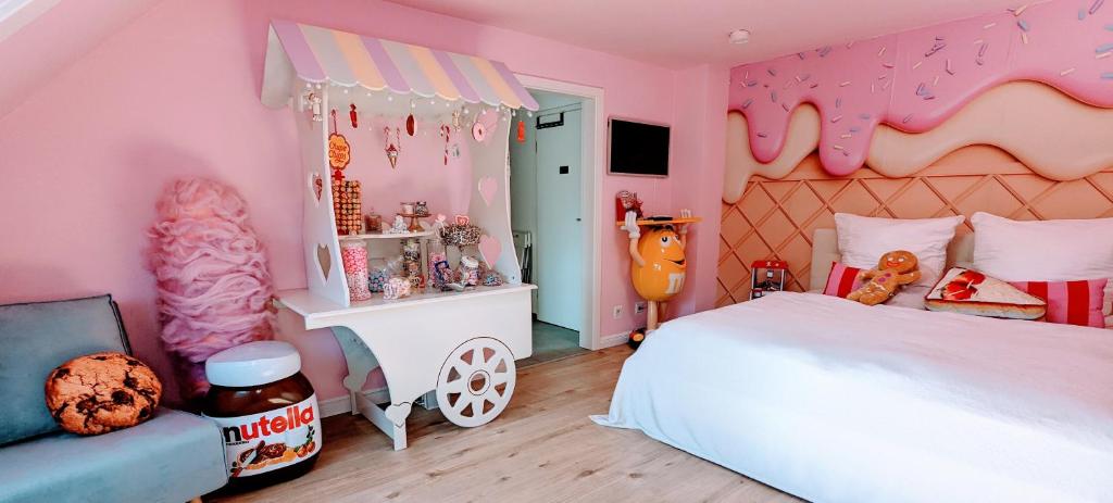 盖尔森基兴Candypartment Sweets 'n Sleep的粉红色的卧室配有床,粉红色的房间配有一间甜蜜的卧室