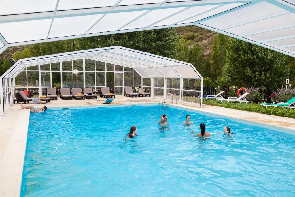 布拉干萨A.芒提兹尼欧浪漫旅旅馆的一群人在游泳池游泳