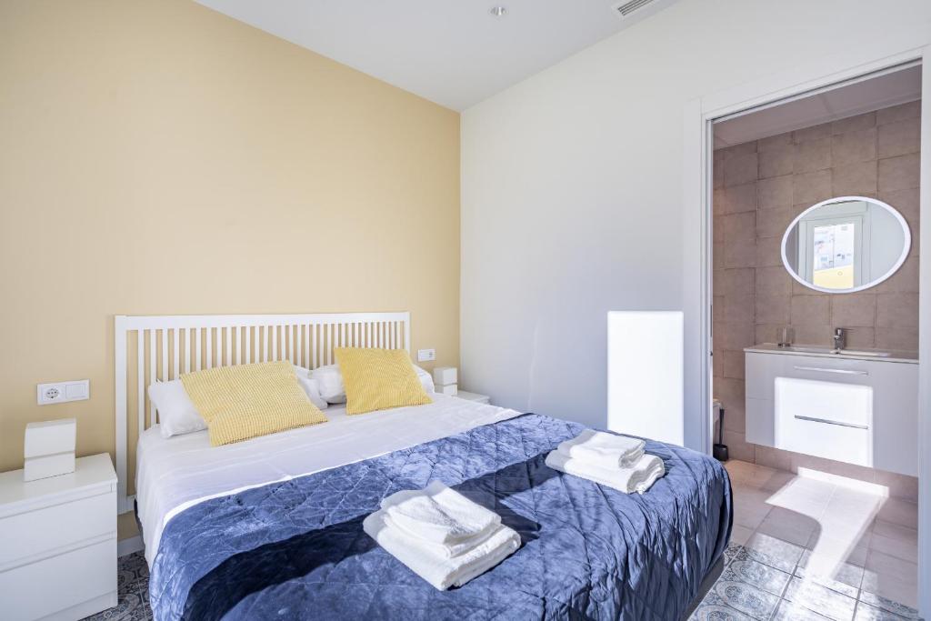 瓦伦西亚Marvellous Apt with a Large Private Terrace的一间卧室设有一张大床和一个水槽