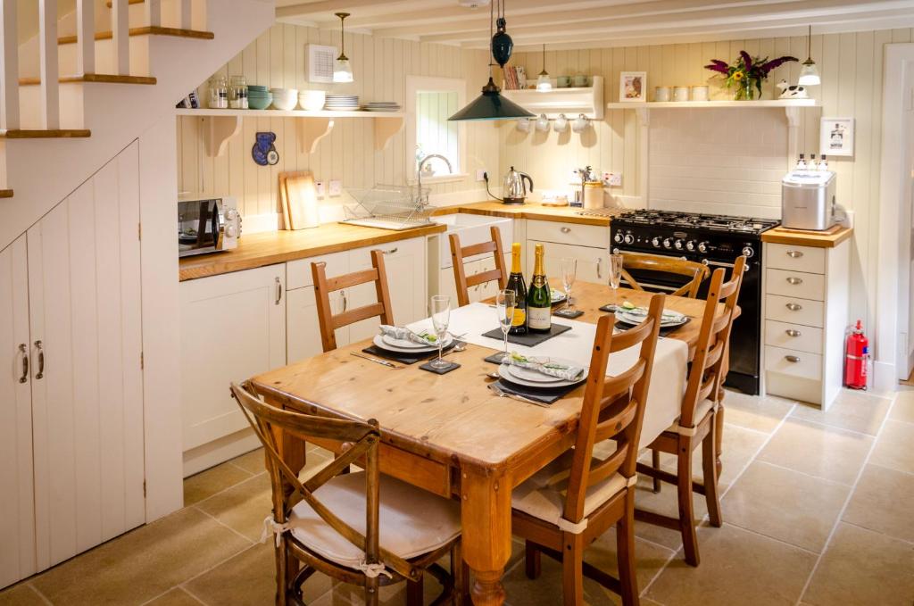 基里缪尔Kirk Wynd Cottage的厨房配有木桌和椅子
