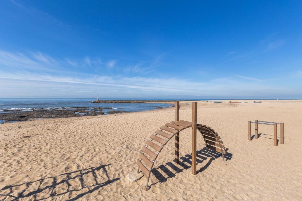 加亚新城Aguda Beach Porto, Slow Travel Houses的海滩上的游乐场