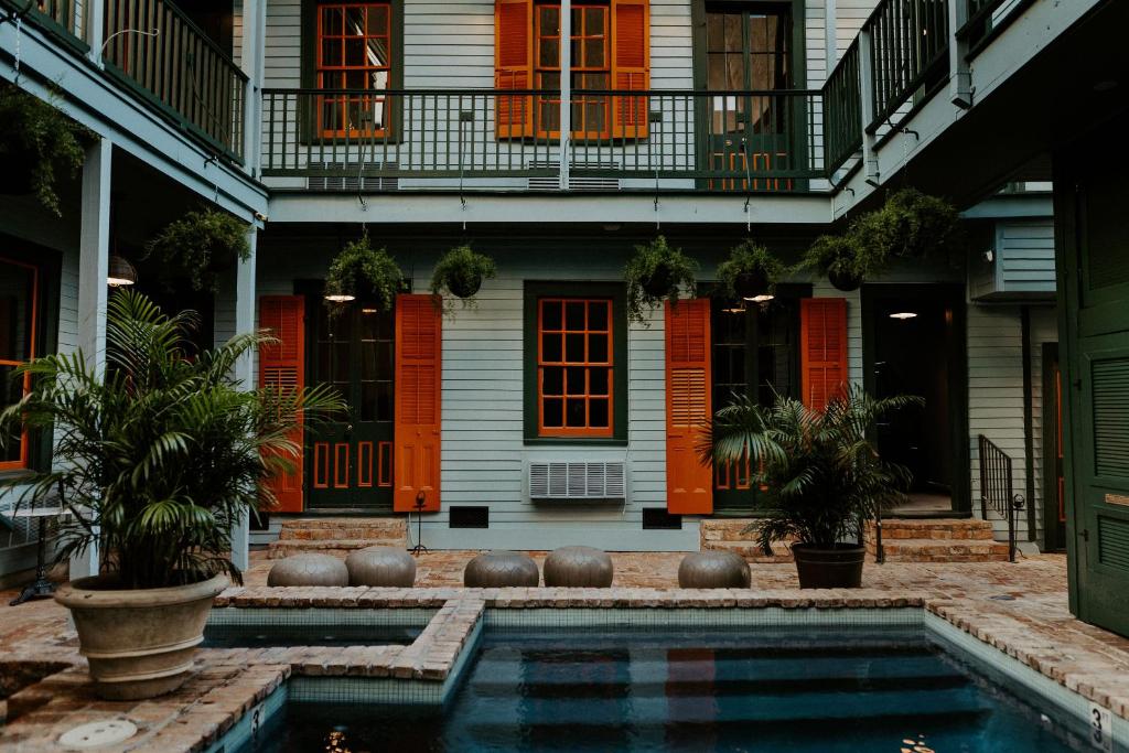 新奥尔良The Frenchmen的一座房子前面设有游泳池