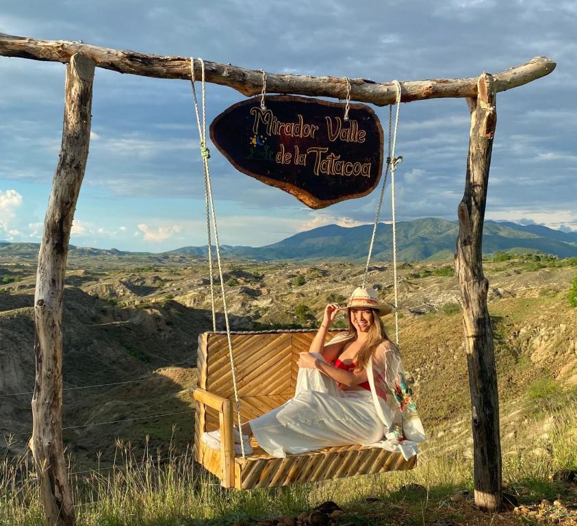 比利亚维哈Mirador Valle de la Tatacoa的坐在山里秋千上的女人