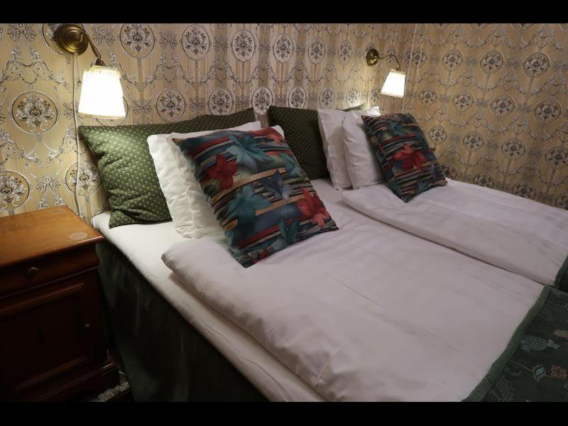 斯德哥尔摩Hotel Tre Små Rum的一张白色大床,上面有枕头