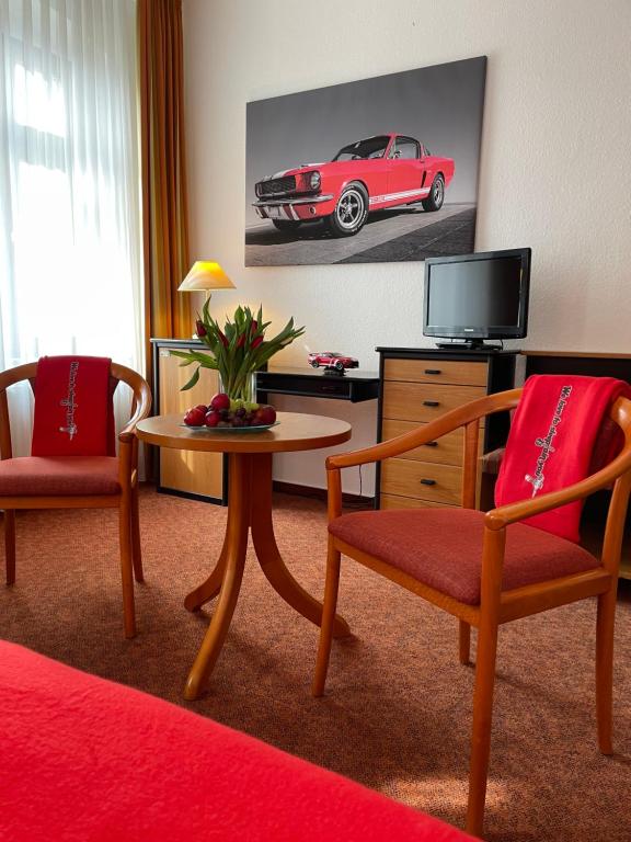 德累斯顿MUSTANG INN am Großen Garten的客厅墙上挂着一辆红色汽车
