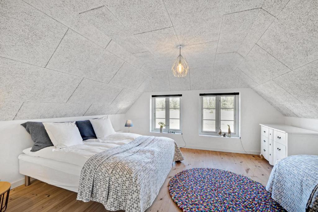 弗勒斯楚普Lildgaard的一间白色卧室,配有床和2个窗户