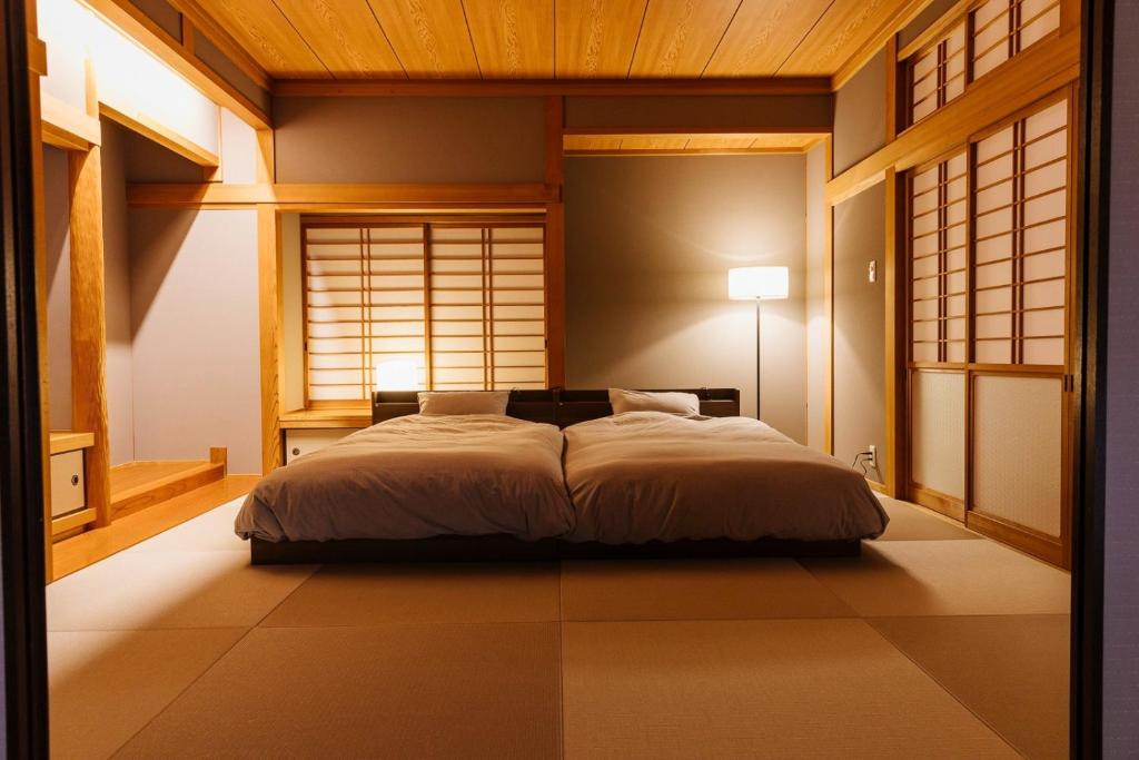 阿苏市Hakusyu - Vacation STAY 11460v的一间卧室配有一张大床和一盏灯