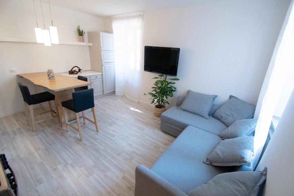 莫利纳迪莱德罗Appartamento Trentino的客厅配有沙发和桌子