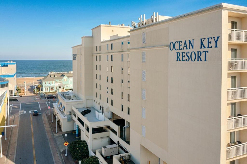 弗吉尼亚海滩Ocean Key Resort by VSA Resorts的大楼一侧的海洋钥匙度假村标志