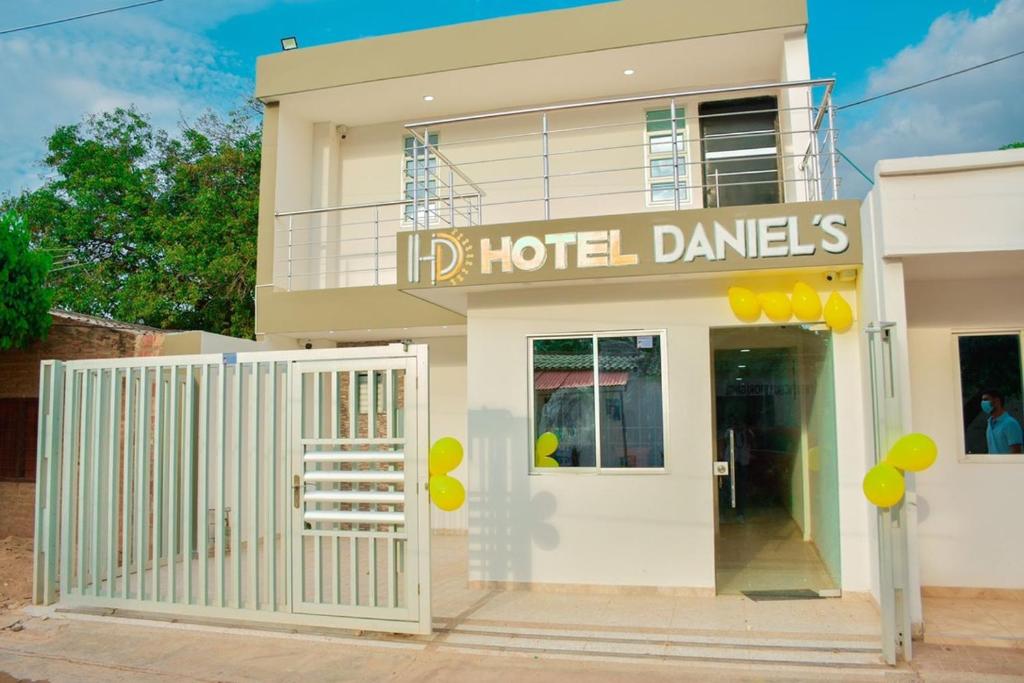 丰塞卡Hotel Daniels的大楼前有黄色气球的酒店天王