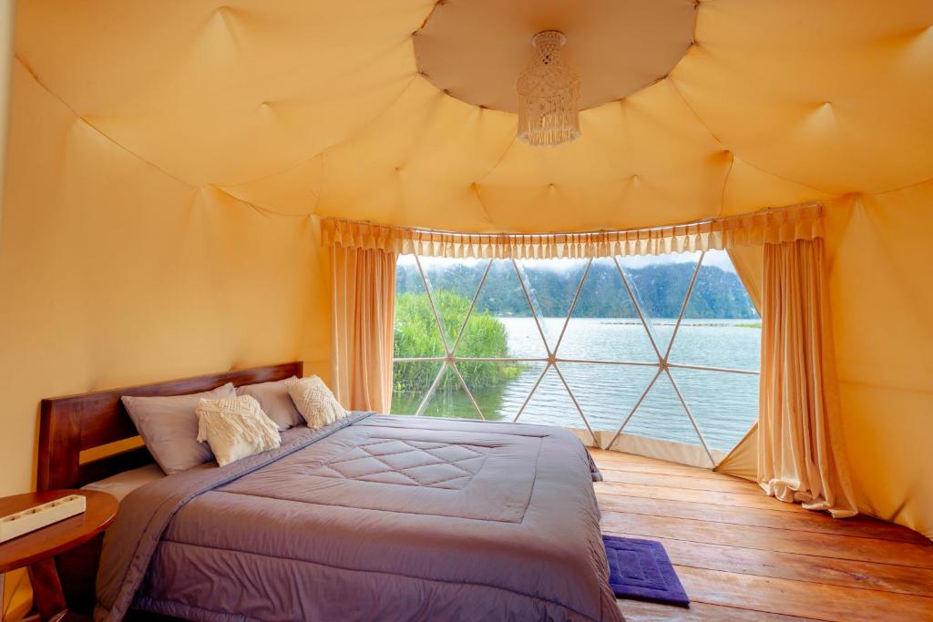金塔马尼Jempana View的一间卧室设有一张床和一个大窗户