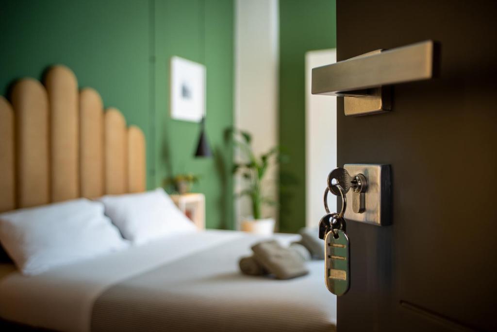 特雷维索Terzopiano的卧室配有一张床,门上设有钥匙