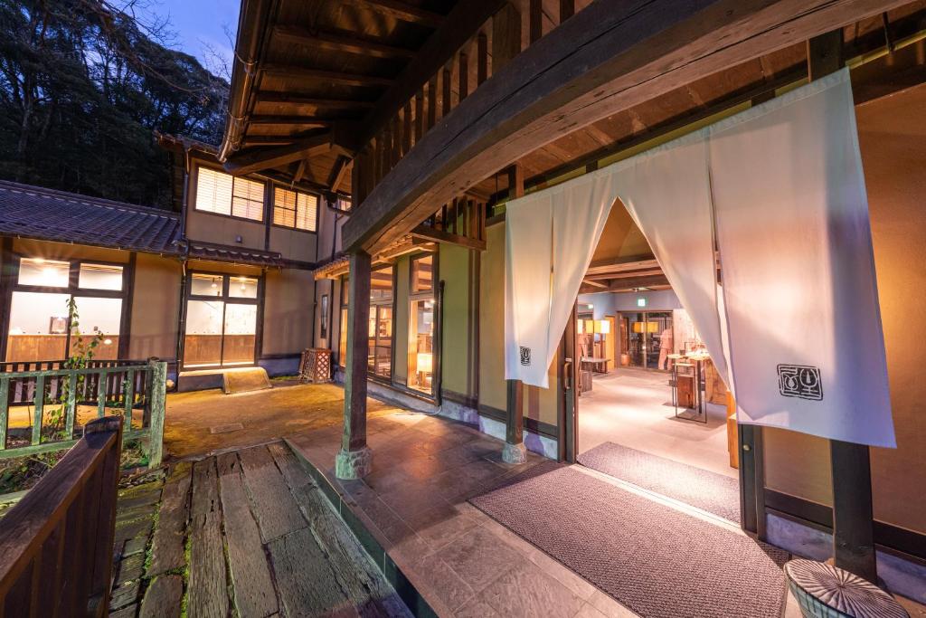Gotsu有福温泉旅馆的享有带门廊的建筑的外部景色