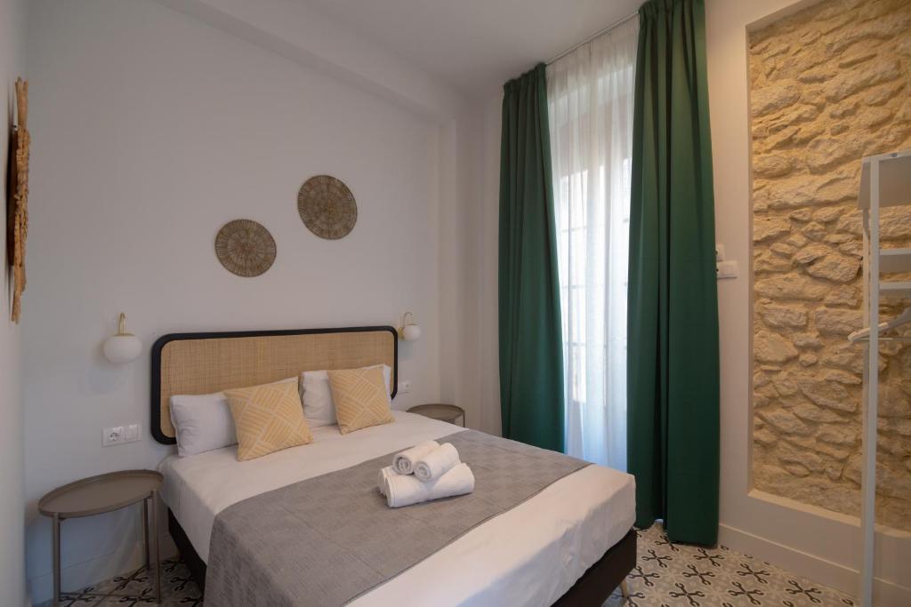 阿利坎特Apartamentos Teatro by Be Alicante的一间卧室配有一张床,上面有两条毛巾