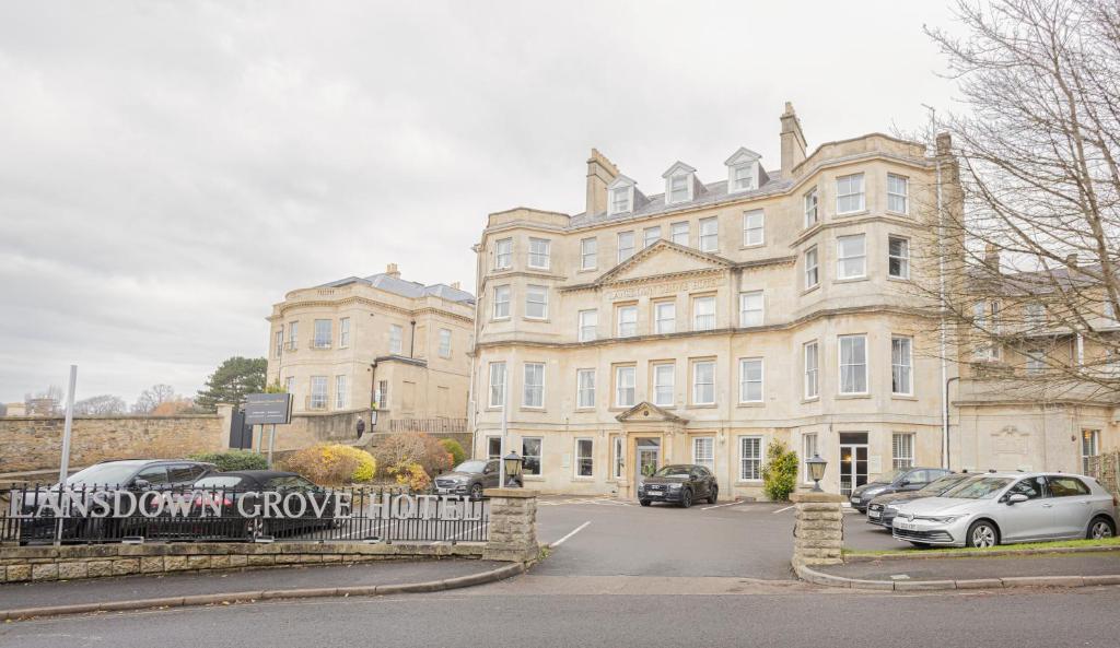 巴斯Lansdown Grove Hotel的一座大型建筑,前面有汽车停放