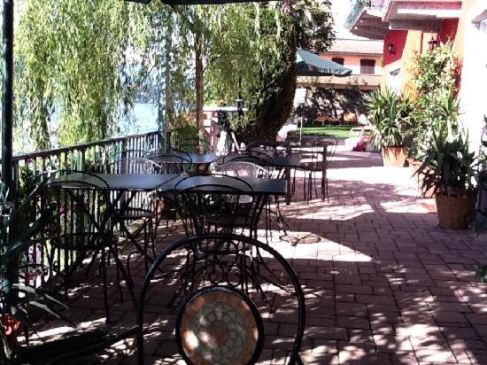 莱泽诺湖中鸟巢酒店的庭院里一组桌椅