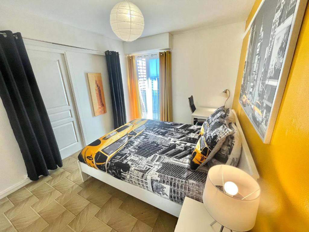 荷里尤Chambre privée en colocation dans un appartement au centre de rillieux la pape的一间卧室配有一张黑色和黄色的床