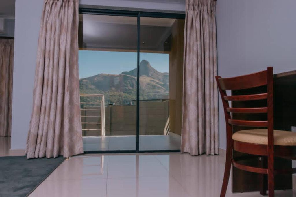 埃祖尔韦尼Mantenga Hillview的客房设有椅子和山景窗户。