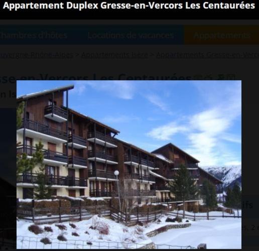 韦尔科尔地区格雷斯Appartement Duplex 4 pers à Gresse-en-Vercors的地面上积雪的建筑物的图象