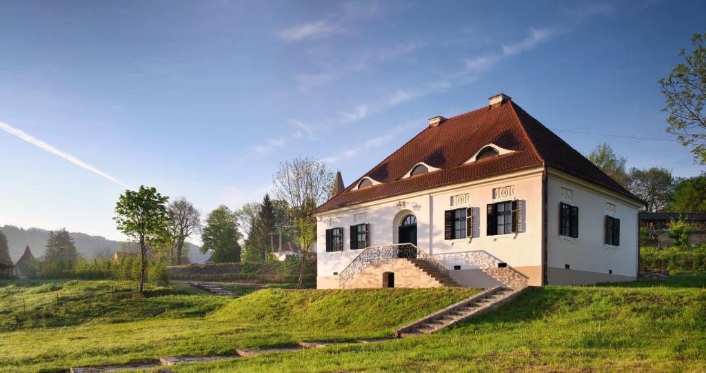 达内什Bethlen Estates Transylvania的草山上的白色小房子
