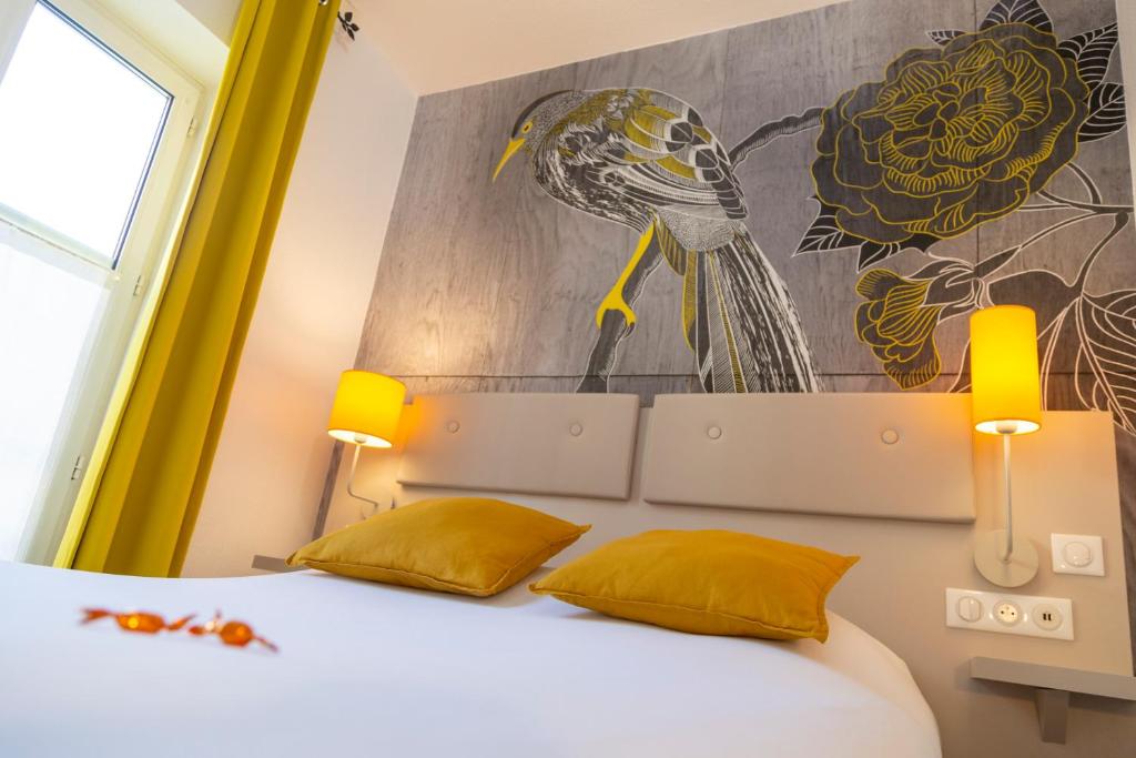 斯特拉斯堡维多利亚酒店的卧室配有一张床上,墙上挂着鸟