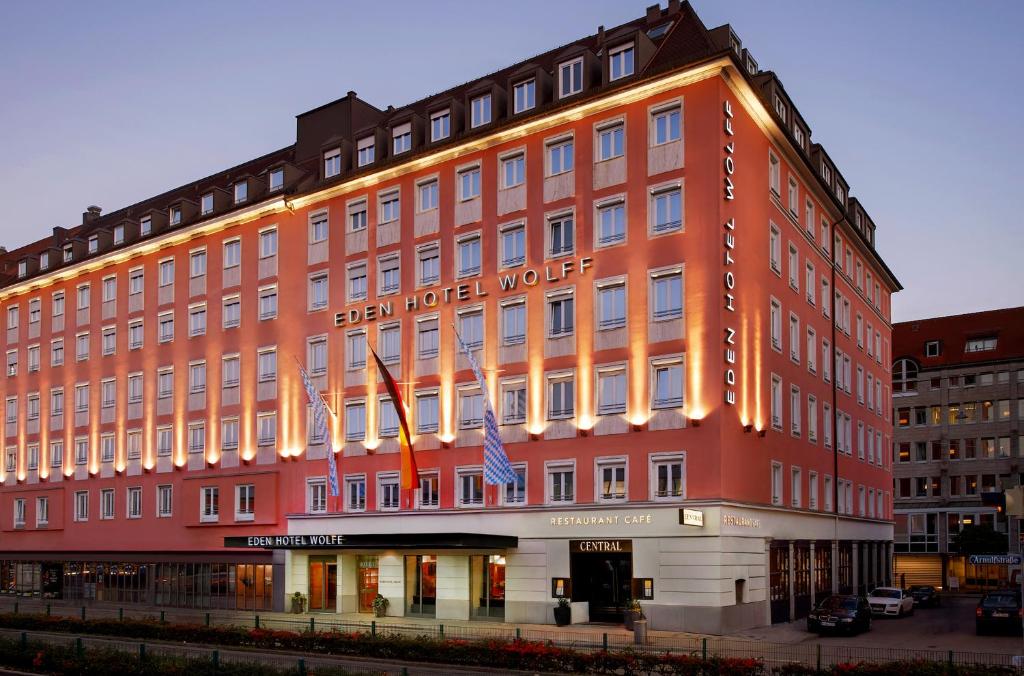 慕尼黑沃尔夫伊甸酒店的一座大型红色建筑,与美国酒店
