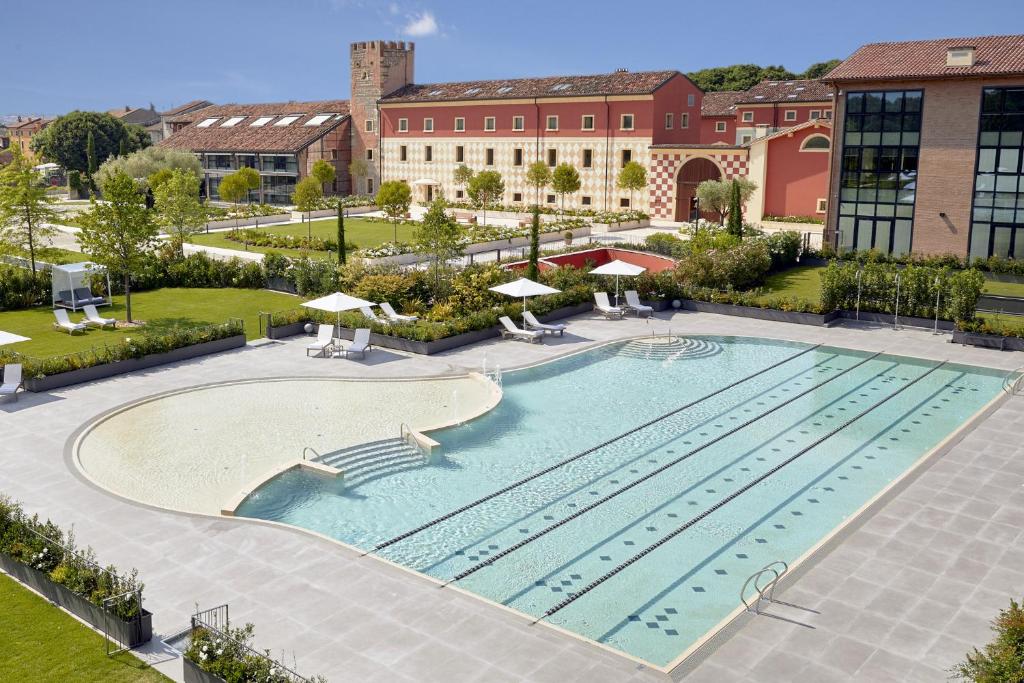 多索博诺韦罗内西拉托雷酒店的享有酒店大型游泳池的顶部景色