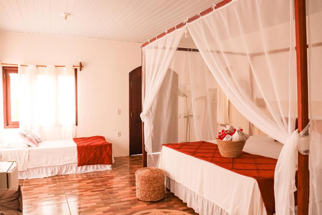 阿廷斯Prana Eco Villa的一间卧室设有两张床和窗户。
