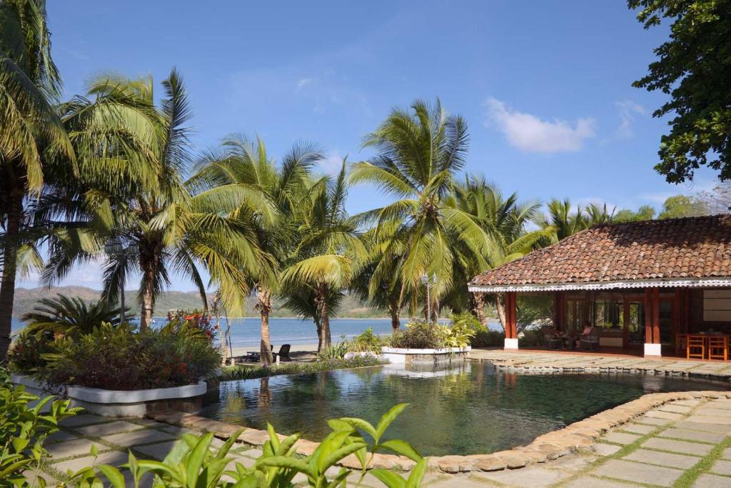 普拉纳维瑙Villa Marina Lodge & Condos的一个带游泳池和棕榈树的度假村